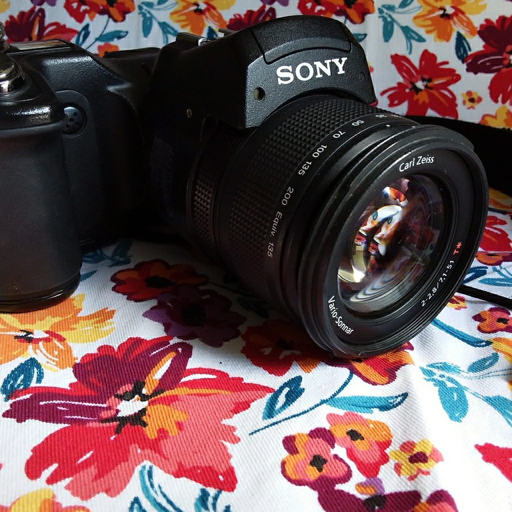 SONY Cyber-shot DSC-F828 camera / Year 2003